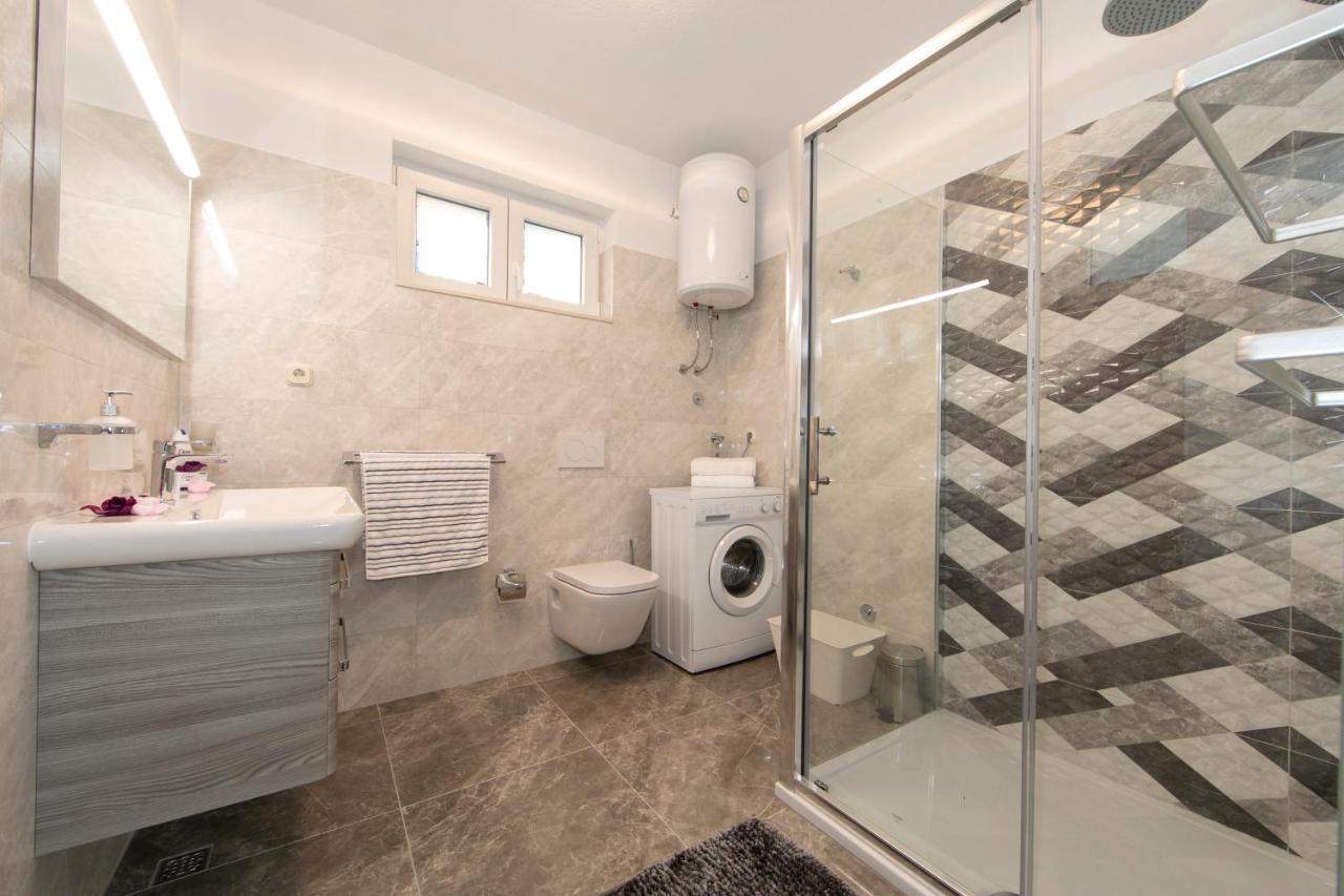Apartments Ozrenka Tučepi エクステリア 写真